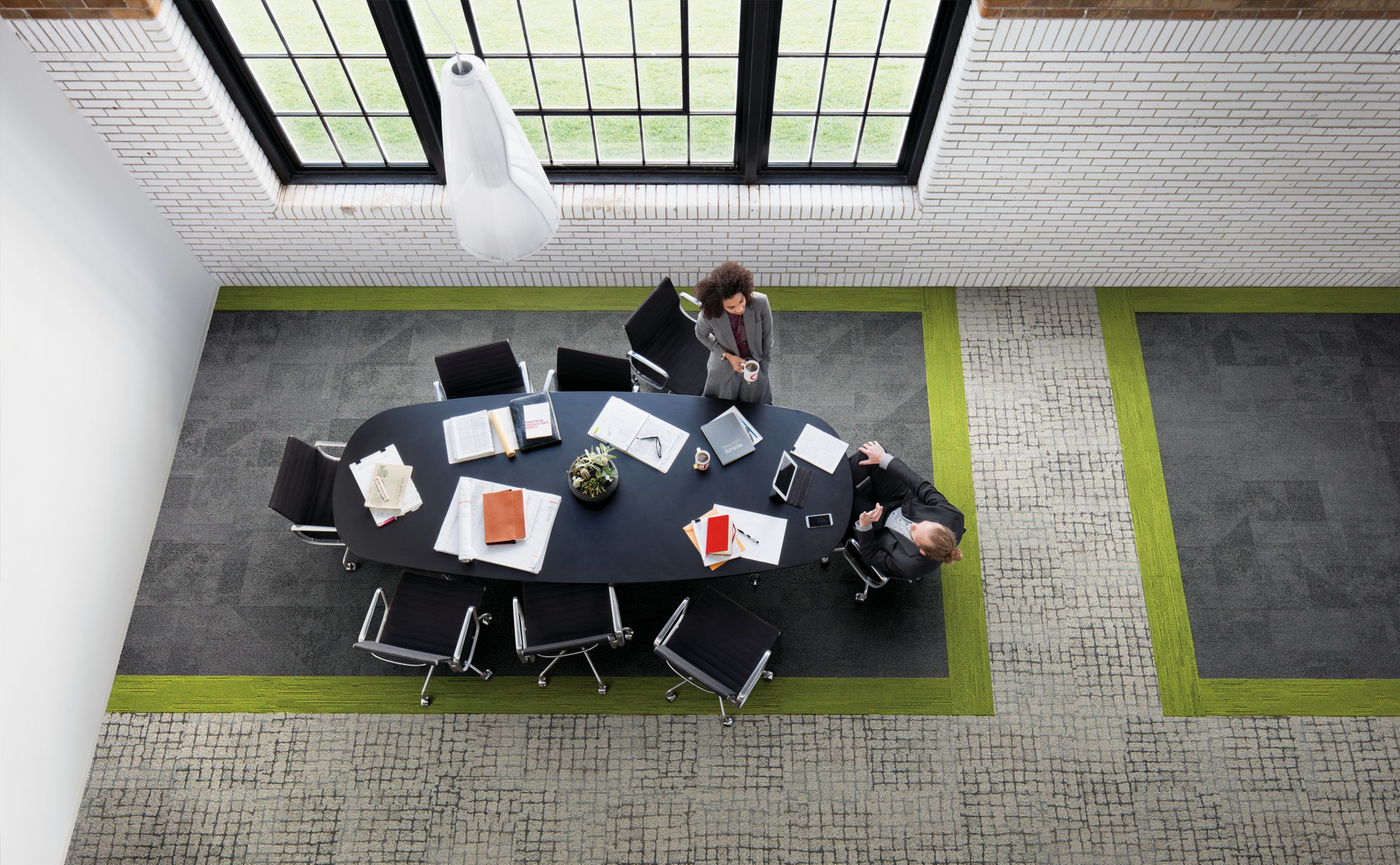 Interface Paver and Sett in Stone carpet tile with UR501 plank carpet tile in overhead view of meeting area with man and women conversating número de imagen 9